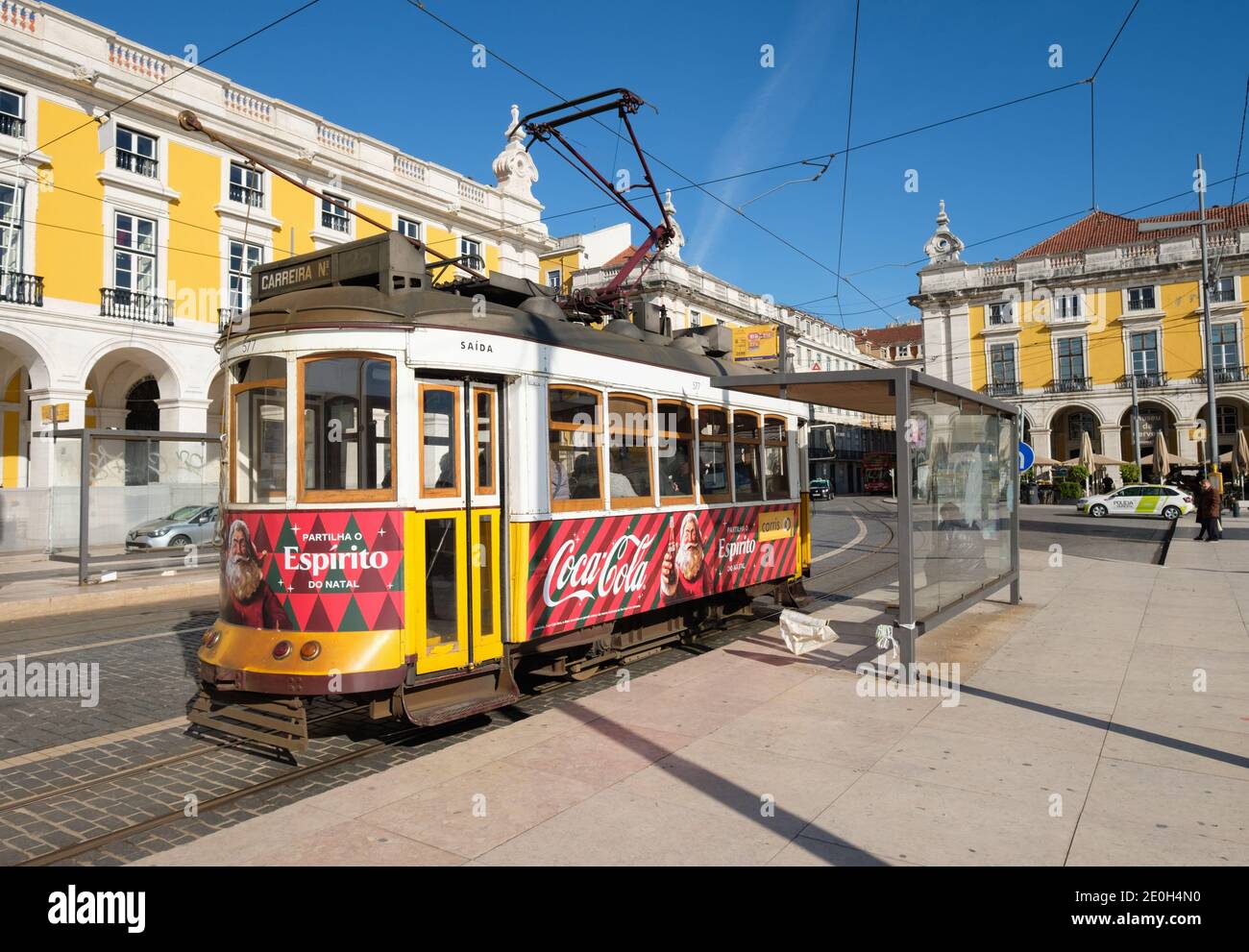 Tramway traditionnel de Lisbonne (Eletrico) n° 25, Praca do Comercio, Lisbonne, Lisbonne, Portugal Banque D'Images