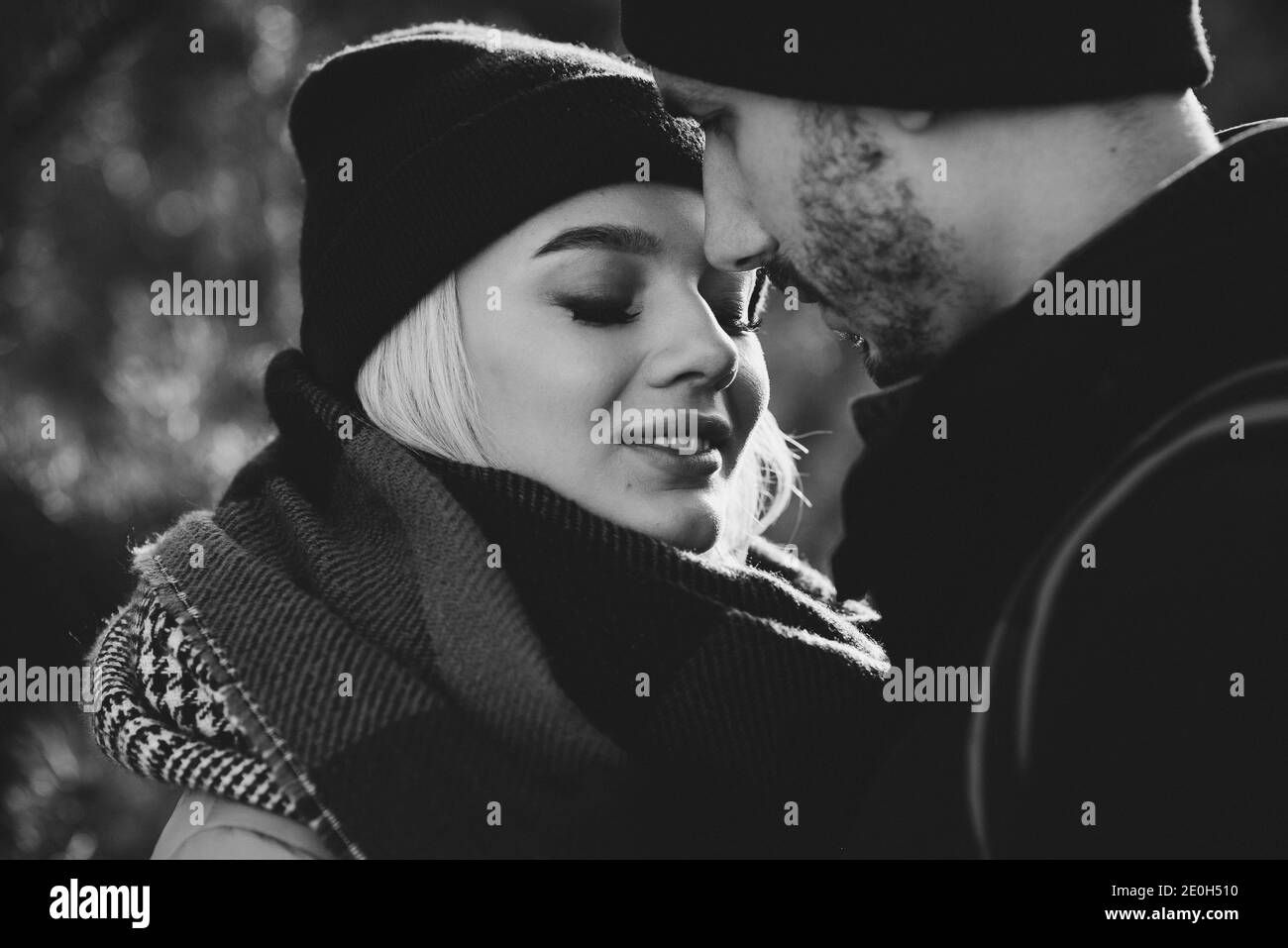 L'histoire d'amour de l'hiver, un beau jeune couple élégant. Passer du temps ensemble à la Saint-Sylvestre. Deux amoureux à la Saint-Valentin Banque D'Images