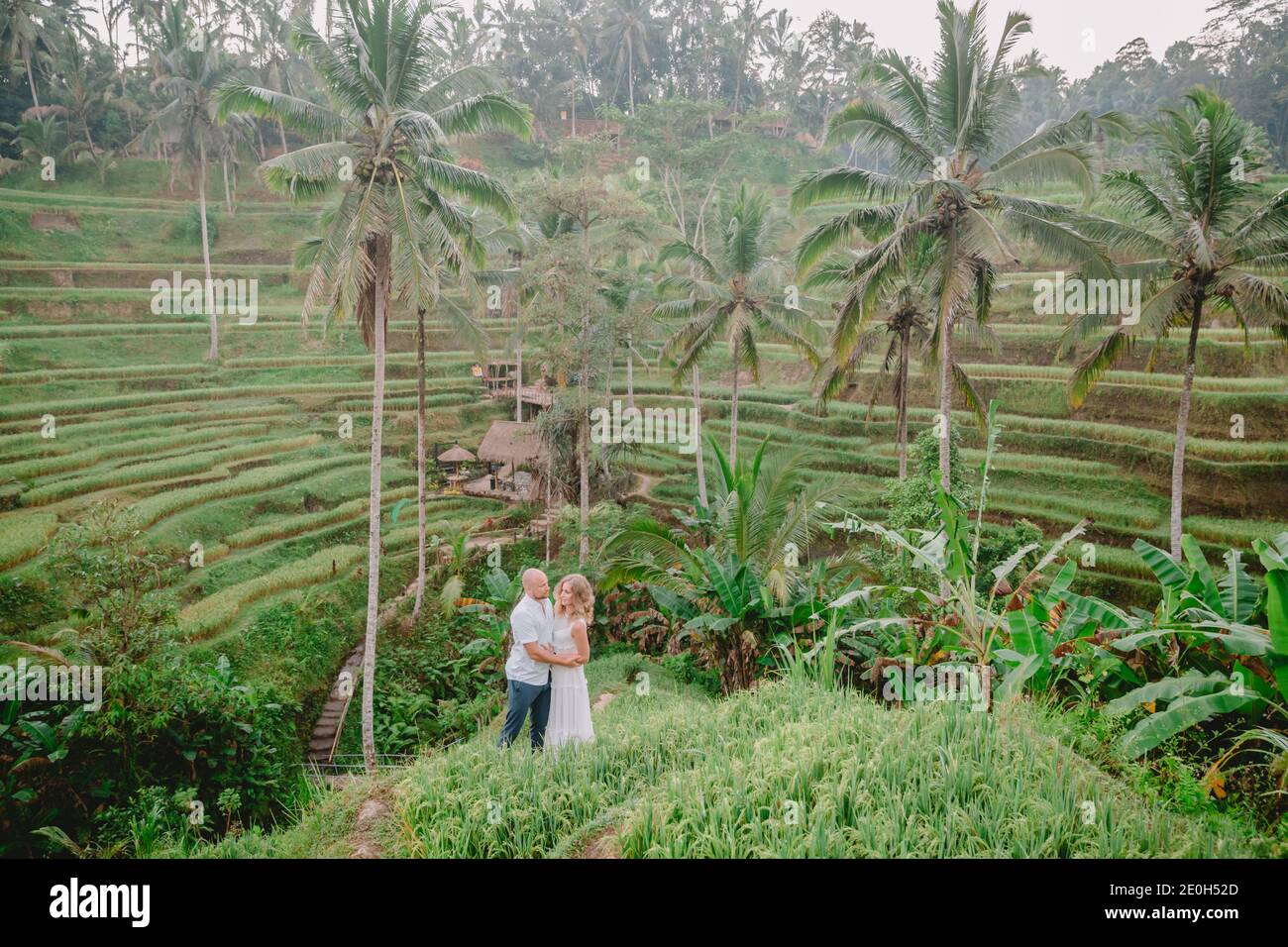 9 décembre 2020. Bali, Indonésie. Heureux couple caucasien sur les rizières  en terrasses dans Bali tropical. Voyage d'été en lune de miel en Indonésie  Photo Stock - Alamy