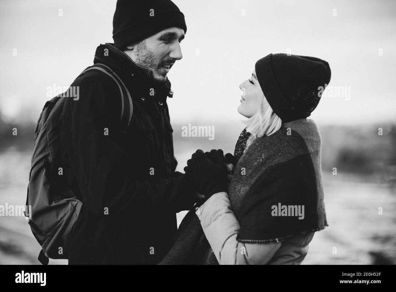 L'histoire d'amour de l'hiver, un beau jeune couple élégant. Jeune couple amoureux tenant les mains à l'extérieur. Deux amoureux à la Saint-Valentin Banque D'Images