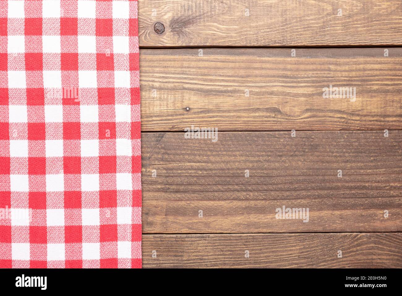 Arrière-plan rustique en bois et rouge à damier. Banque D'Images