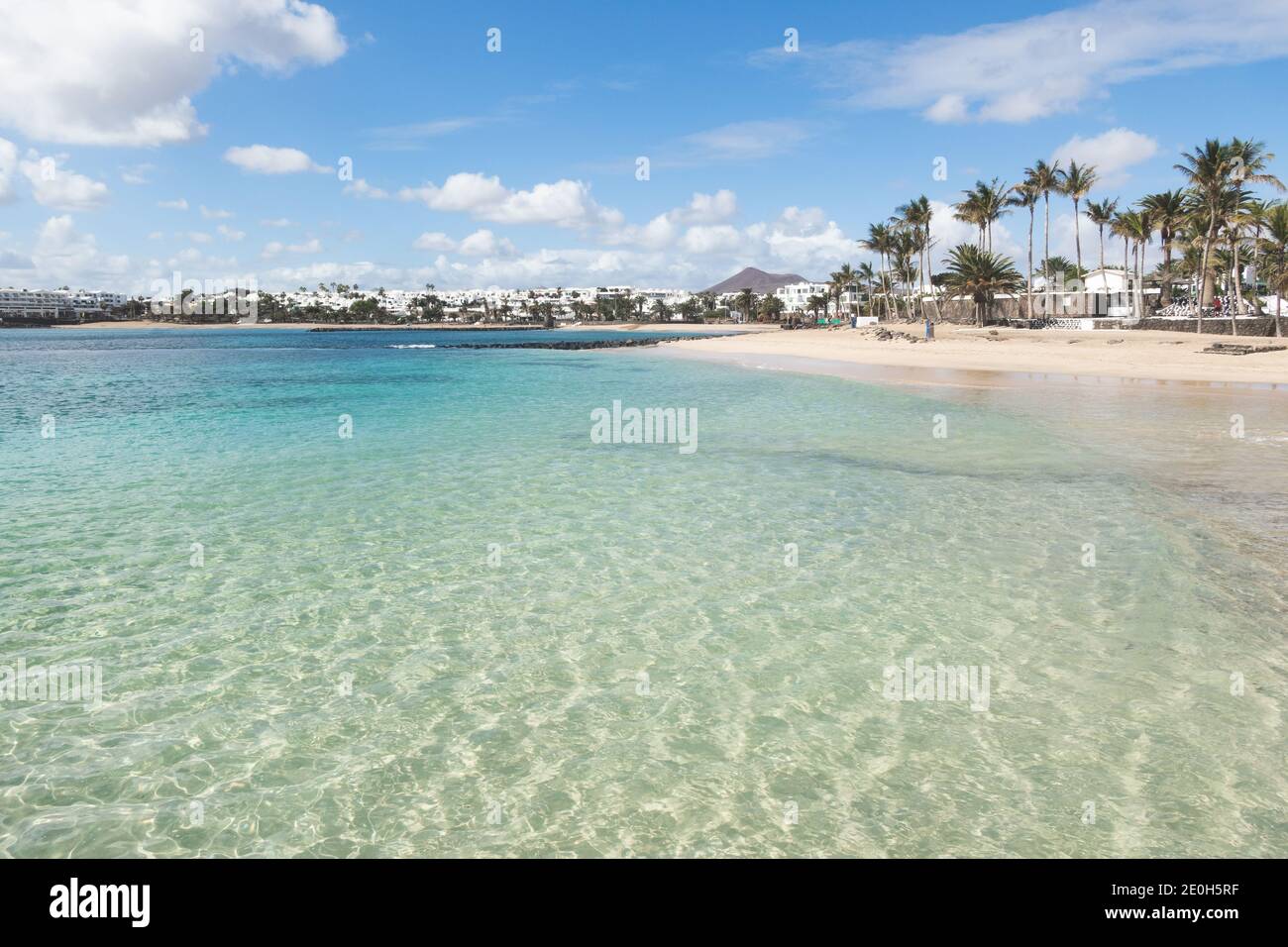 Plage ensoleillée à, costa Teguise, Lanzarote, Iles Canaries, Espagne. Banque D'Images