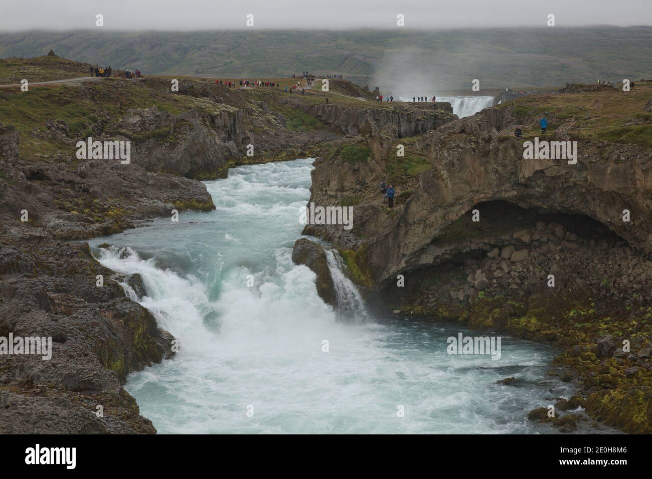 Touristes à la Godafoss (cascade des dieux) est une célèbre cascade en Islande. Le paysage à couper le souffle de la cascade Godafoss attire les touristes Banque D'Images