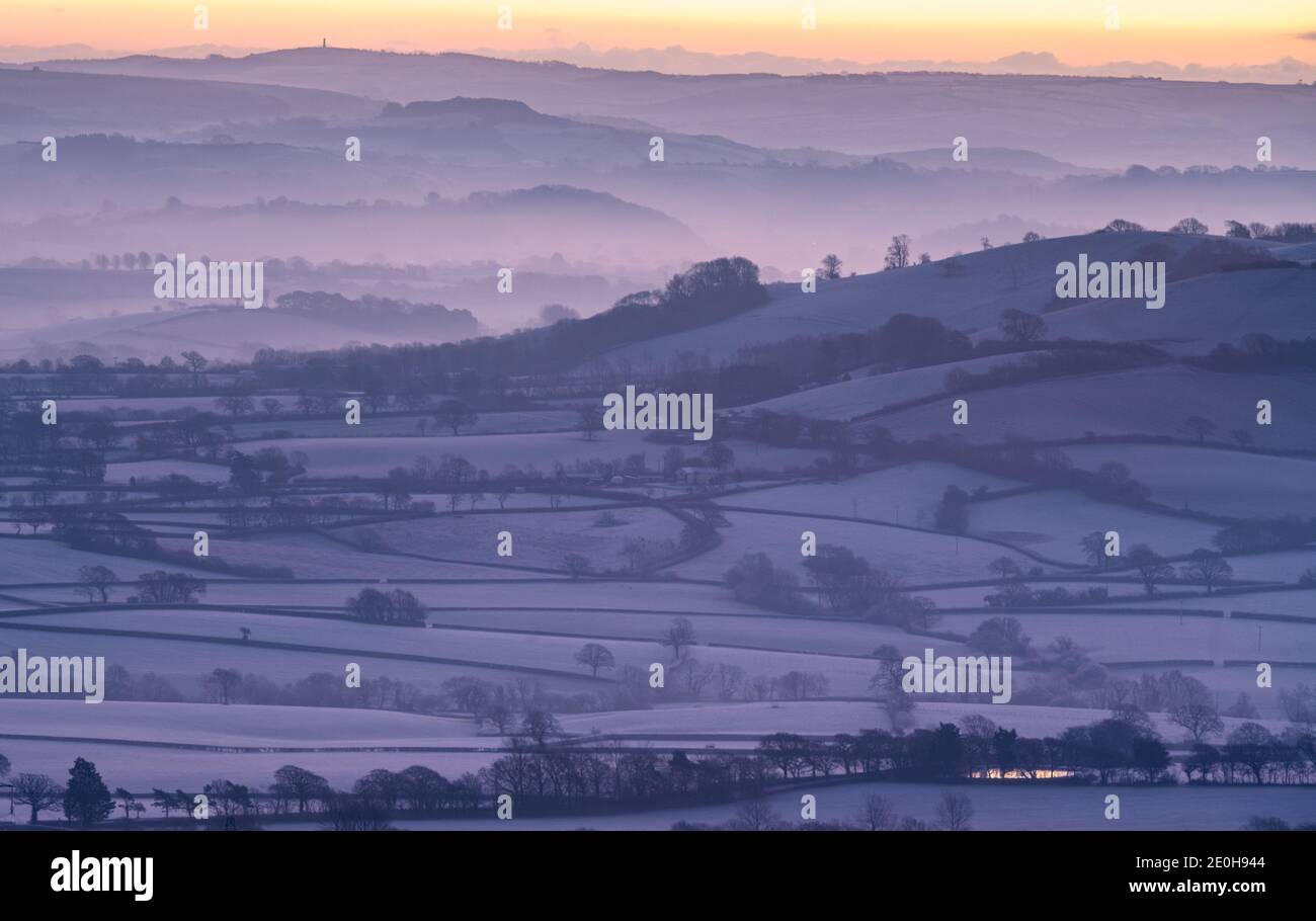 Château de Lamberts, Dorset, Royaume-Uni. 1er janvier 2020. Météo au Royaume-Uni : 2021 commence par un démarrage amèrement froid alors que les températures s'effondrent, amenant des conditions glaciales dans le Sud-Ouest. Le paysage rural du West Dorset est recouvert d'une couche de gel épais le jour de l'an. Credit: Celia McMahon/Alamy Live News Banque D'Images