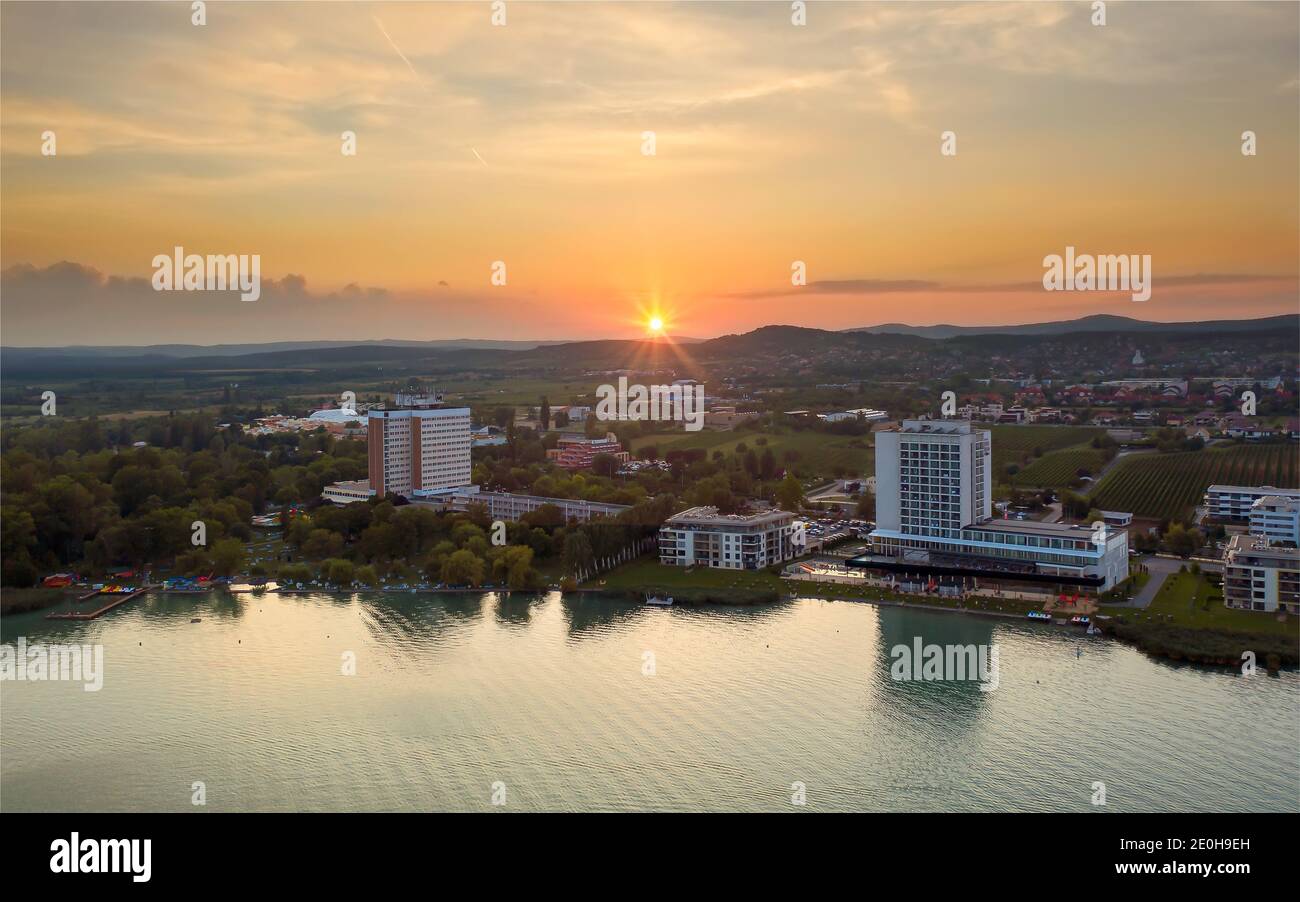 Balaton est le plus grand lac de Hongrie. Destination touristique populaire pour les vacances. Vous pouvez voir deux grands hôtels sur cette photo Banque D'Images