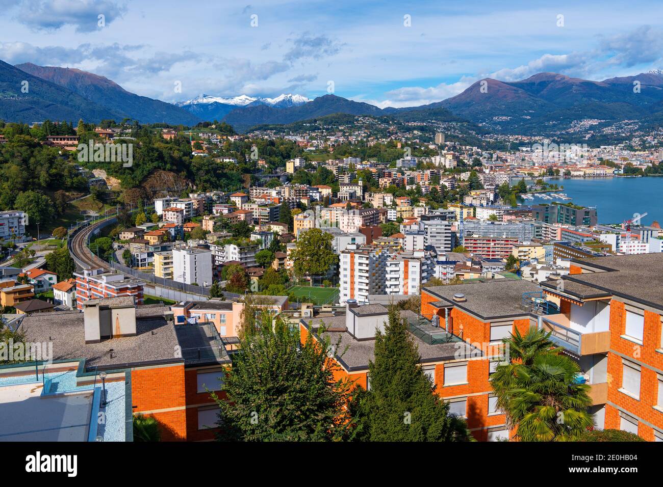 Lugano (Suisse) et le lac de Lugano, pris de la montagne Monte San Salvatore Banque D'Images