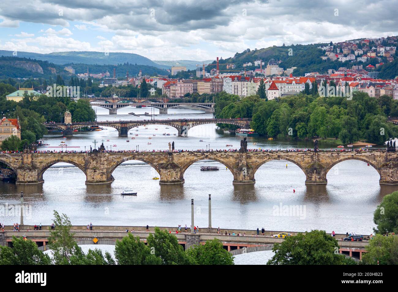 Prague (République tchèque) et le pont Charles, le pont Manes, le pont Legion, le pont Jirásek et le pont Palacký Banque D'Images