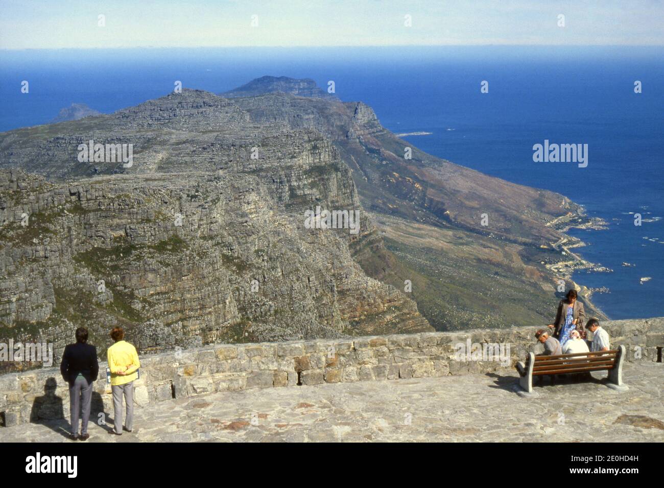 Deux groupes de personnes appréciant la vue vers le sud depuis le sommet de Table Mountain, le Cap, Afrique du Sud 1981 Banque D'Images