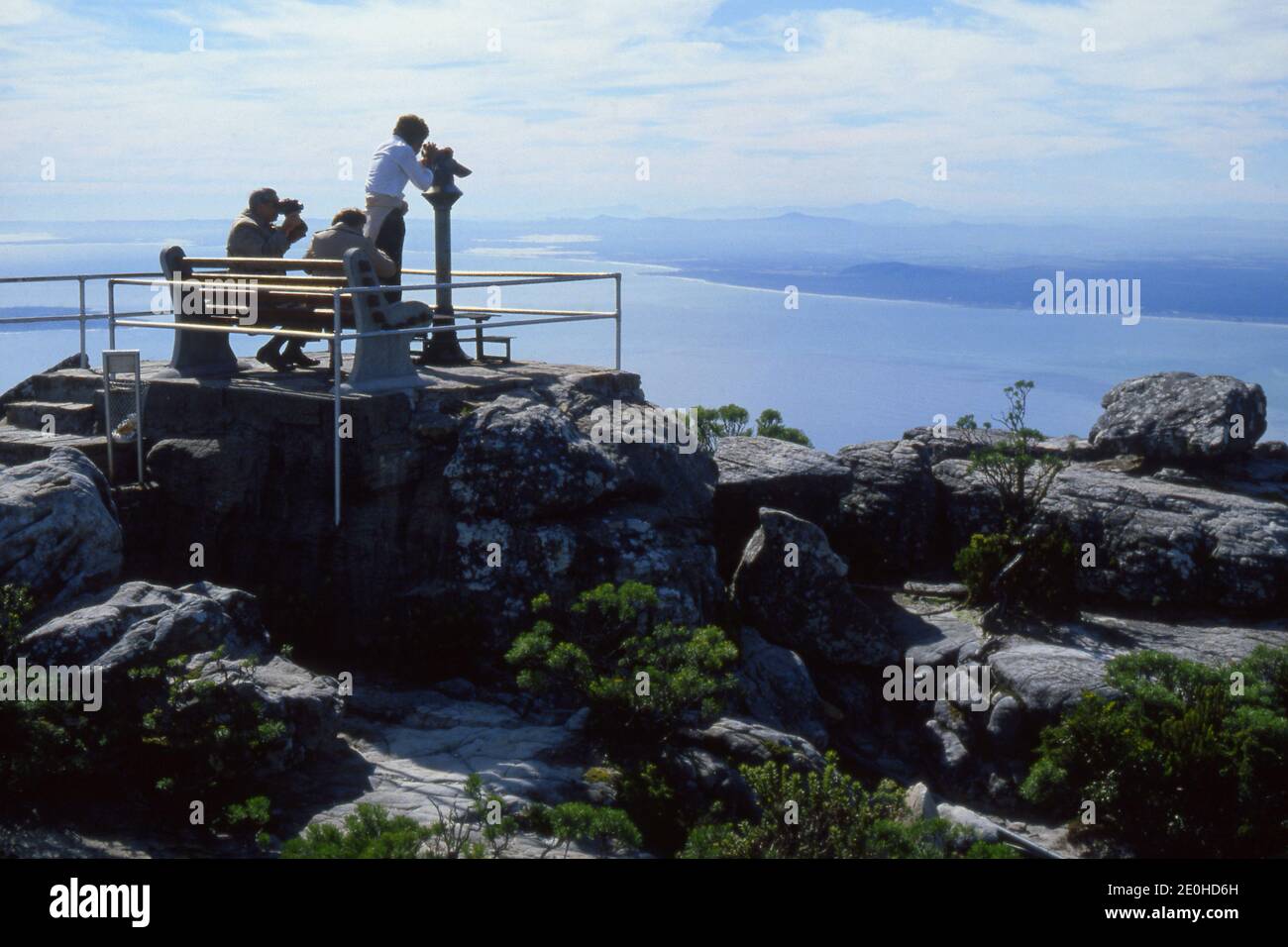 Personnes utilisant un télescope pour regarder la vue depuis le sommet de Table Mountain, Afrique du Sud 1981 Banque D'Images