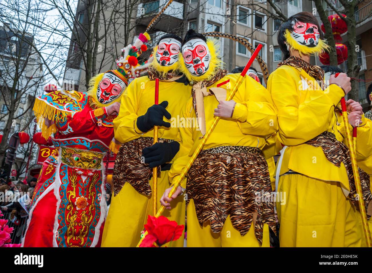 Paris, France, adolescents en costumes traditionnels, marche, défilé de célébration du nouvel an chinois dans Chinatown Street, communauté chinoise de paris, adolescents Banque D'Images