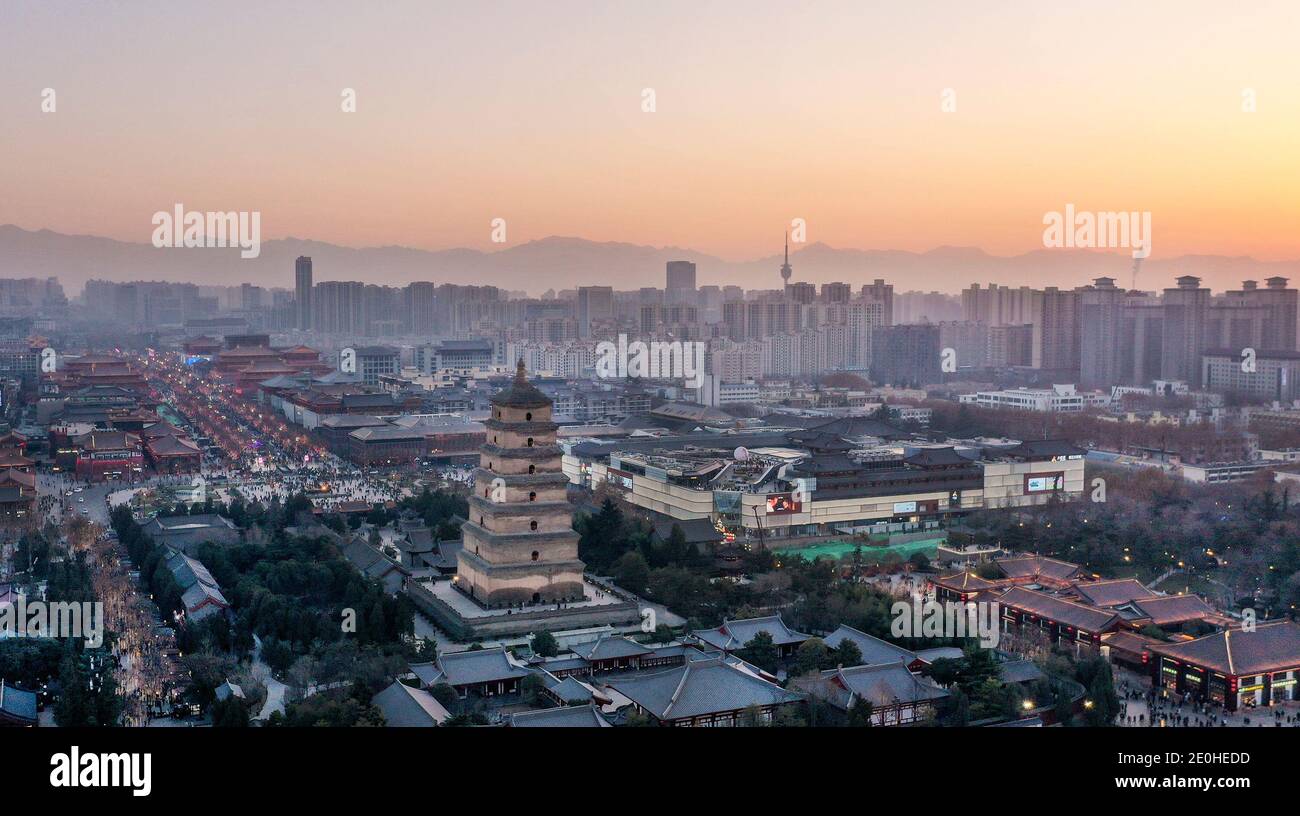 Xi'an. 1er janvier 2021. La photo aérienne prise le 1er janvier 2021 montre le coucher du soleil à Xi'an, dans la province de Shaanxi, dans le nord-ouest de la Chine. Credit: Tao Ming/Xinhua/Alamy Live News Banque D'Images