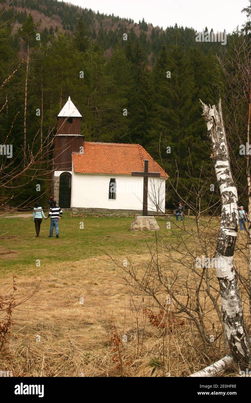 Comté de Harghita, Roumanie. La chapelle catholique de Sainte-Anne, lieu de pèlerinage au bord du lac Sainte-Anne. Banque D'Images