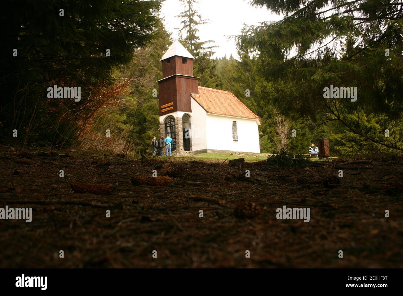 Comté de Harghita, Roumanie. La chapelle catholique de Sainte-Anne, lieu de pèlerinage au bord du lac Sainte-Anne. Banque D'Images