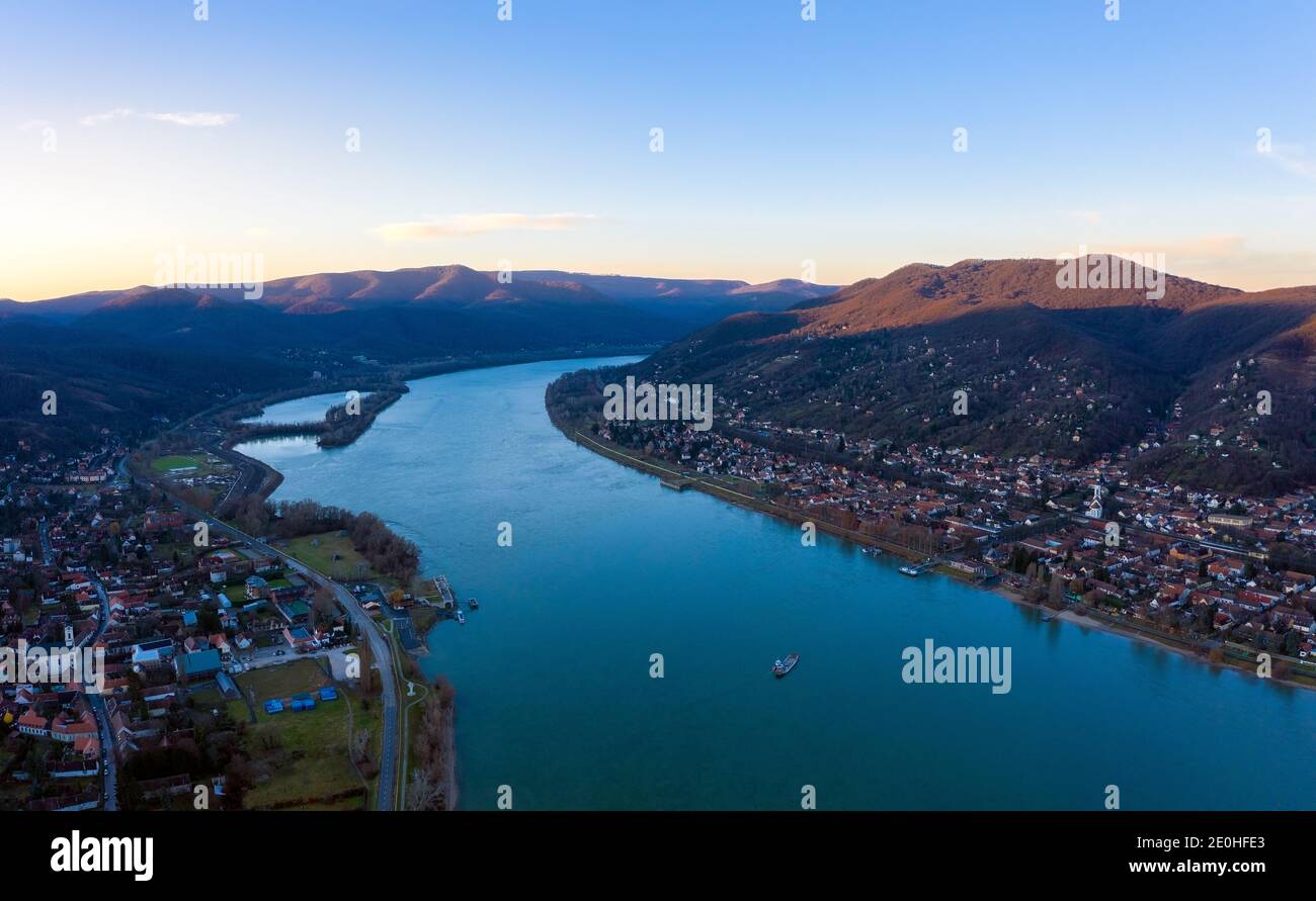 Vue panoramique aérienne de Visegrád et Nagymaros avec le célèbre coude du Danube par un matin clair d'hiver Banque D'Images