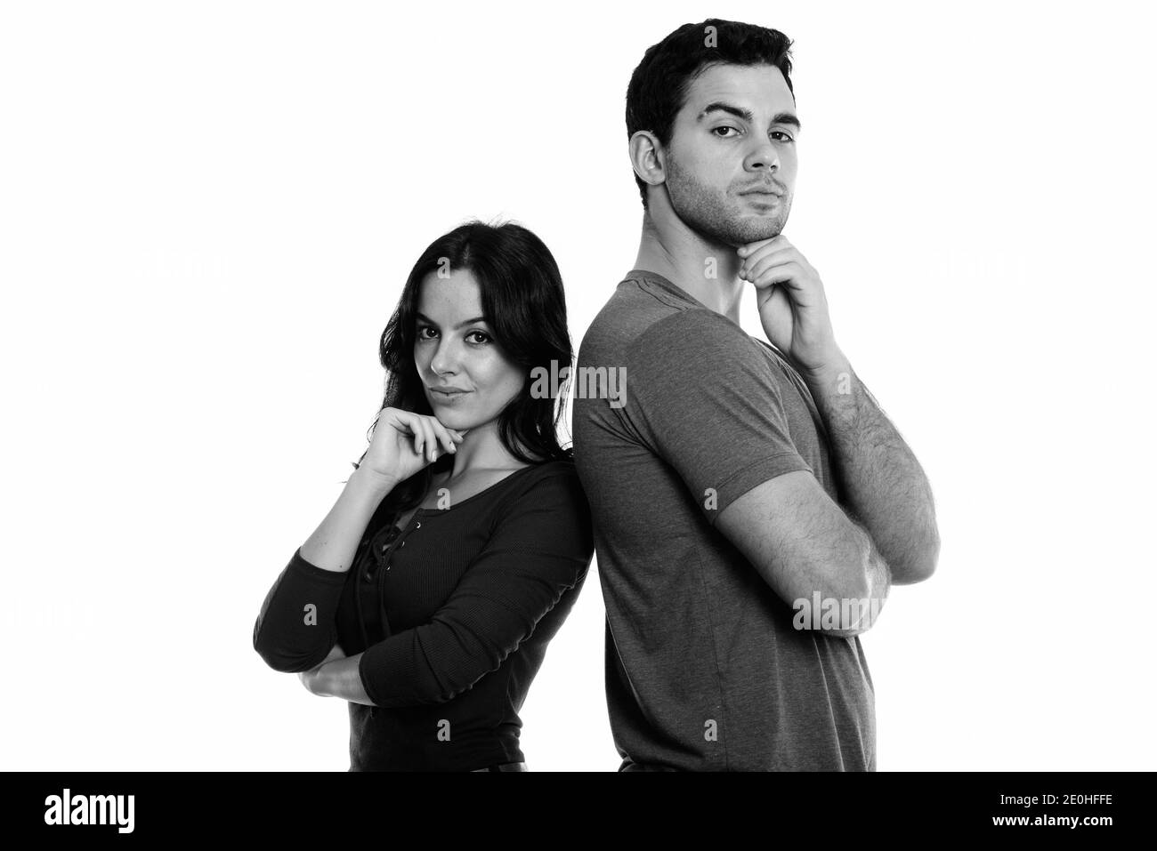 Studio shot of young couple Penser ensemble, avec dos à dos Banque D'Images