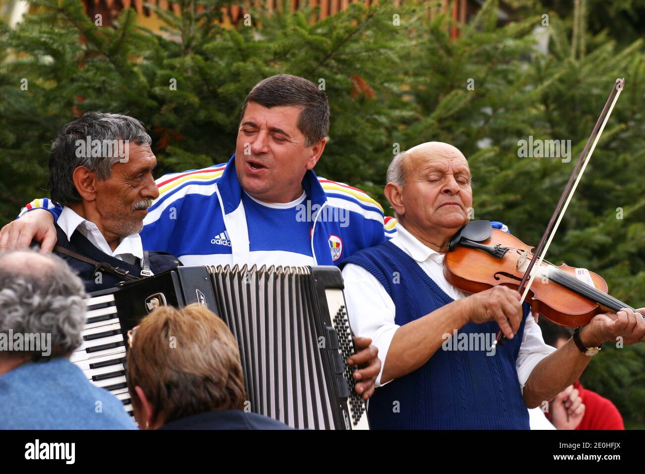 Romani (Gypsy) musiciens/ 'lautari' jouant pour une fête en Roumanie Banque D'Images