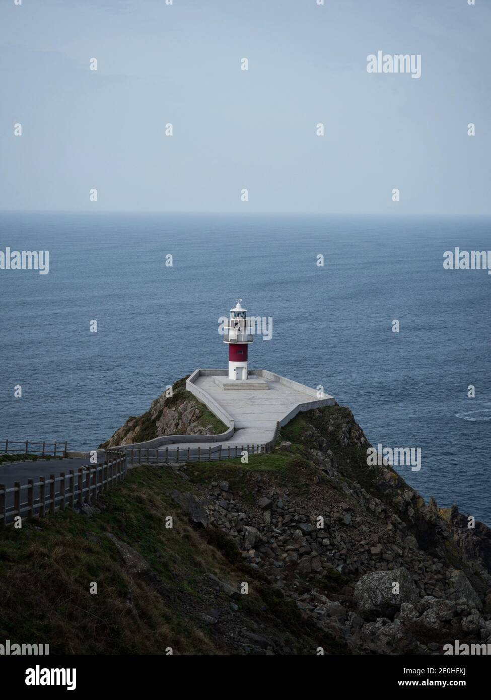 Panorama du phare de Cabo Ortegal sur une falaise rocheuse abrupte de l'atlantique golfe de gascogne Carino Cap Galice en Espagne Banque D'Images