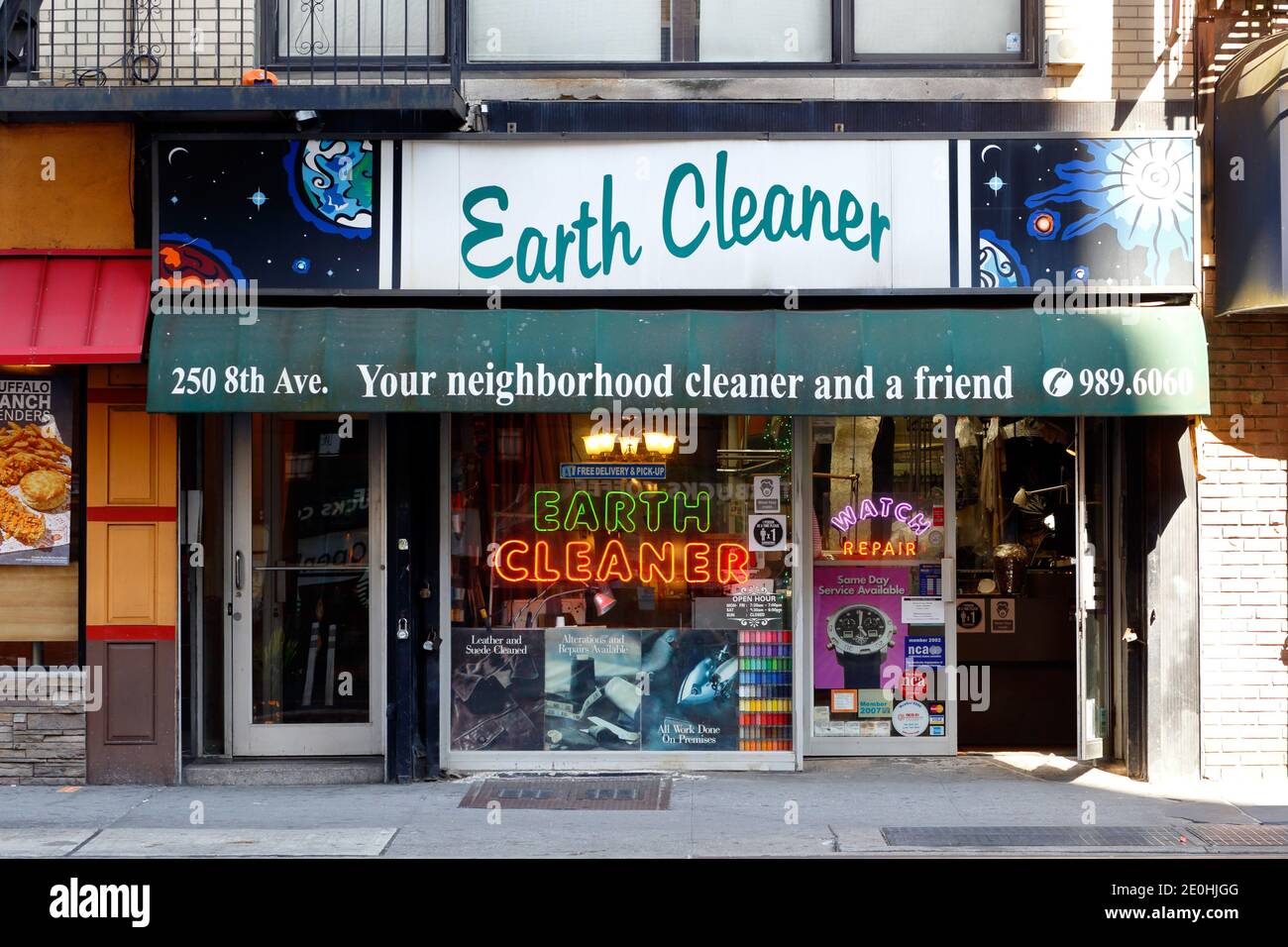 Earth Cleaner, 250 8th Ave, New York, NY. Façade extérieure d'un magasin de nettoyage à sec, de réparation de montres et de tailleur dans le quartier de Chelsea à Manhattan Banque D'Images