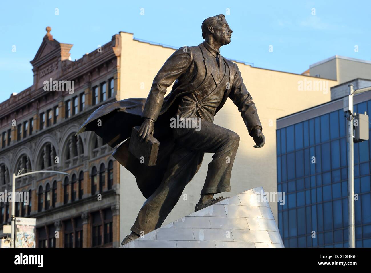 Une statue d'Adam Clayton Powell Jr. De Branly Cadet installée sur la place du Harlem State Office Building à New York, NY. Banque D'Images