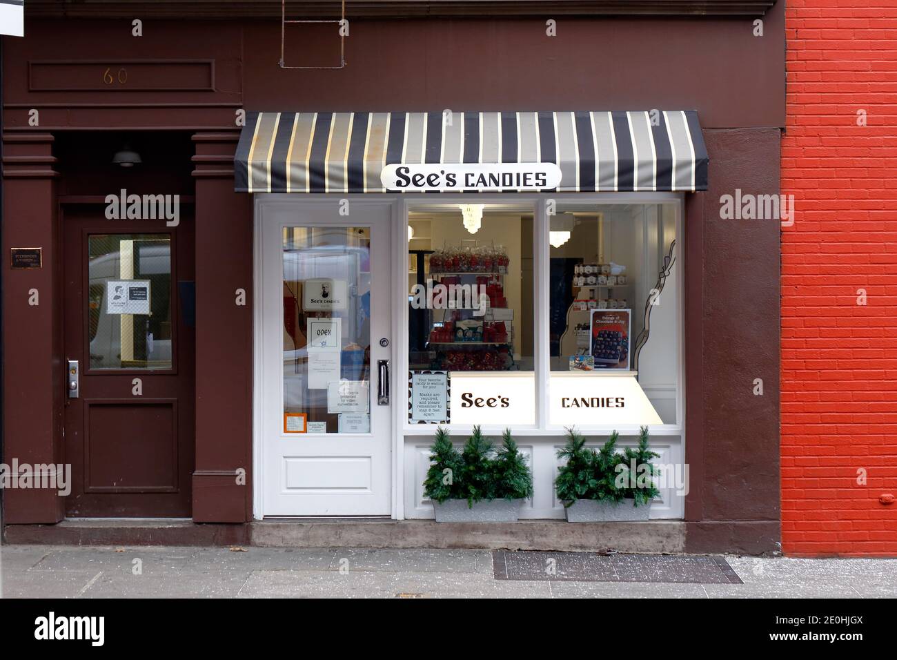 See's Candies, 60 W 8th St, New York, NY. Façade extérieure d'une franchise de confiserie de l'ancien temps dans le quartier de Greenwich Village. Banque D'Images