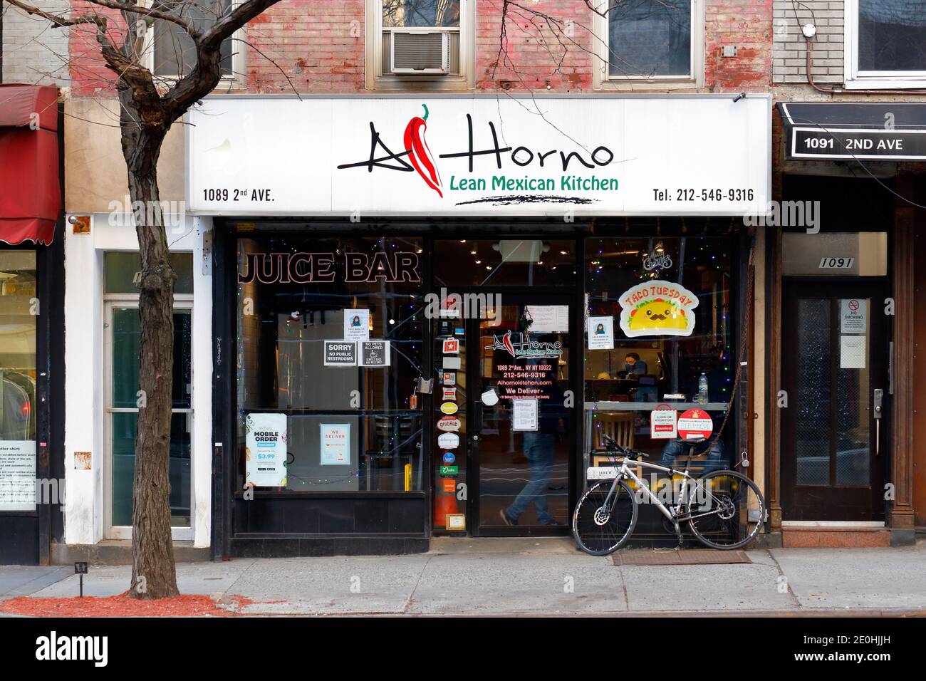 Al Horno Lean Mexican Kitchen, 1089 2nd Ave, New York, NY. Façade extérieure d'une chaîne de restaurants mexicains à Manhattan. Banque D'Images