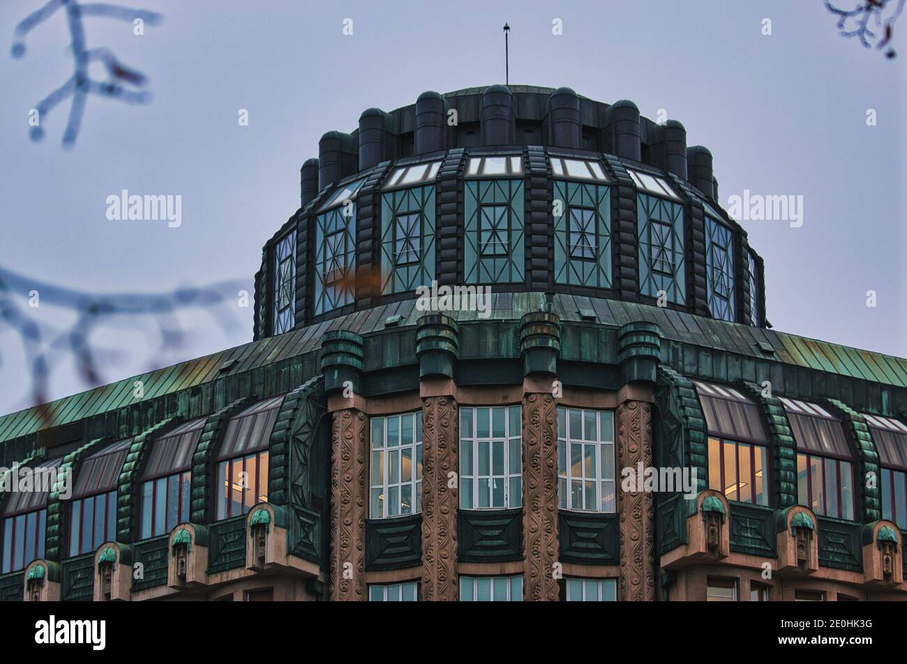 bureaux avec lumière chaude à l'intérieur des bâtiments froid automne matin chaud contraste froid Banque D'Images