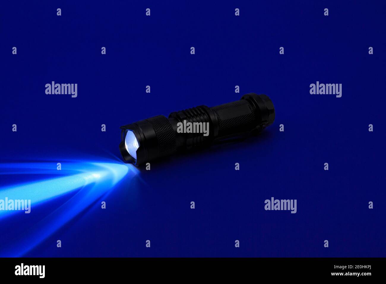 Lampe UV 365 Nm Double Tête ASHATA – Détecte Fluorescence, Bijoux, Billets, Animaux