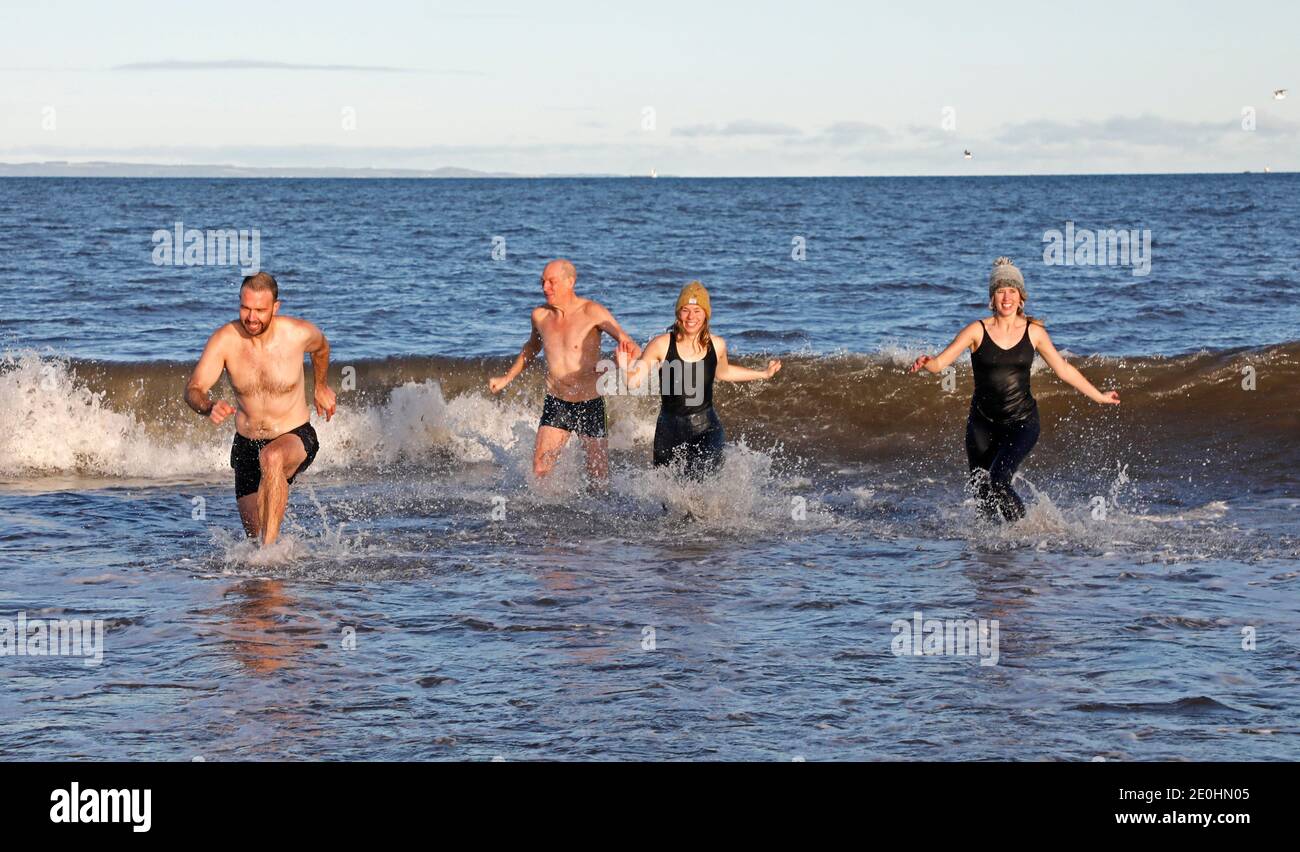 Portobello, Édimbourg, Écosse, Royaume-Uni. 1er janvier 2020. Après-midi du jour de l'an occupé au bord de la mer avec des familles et des baigneurs d'eau froide, température 2 degrés. Plein d'activités au soleil. Crédit : Arch White/Alamy Live News. Banque D'Images