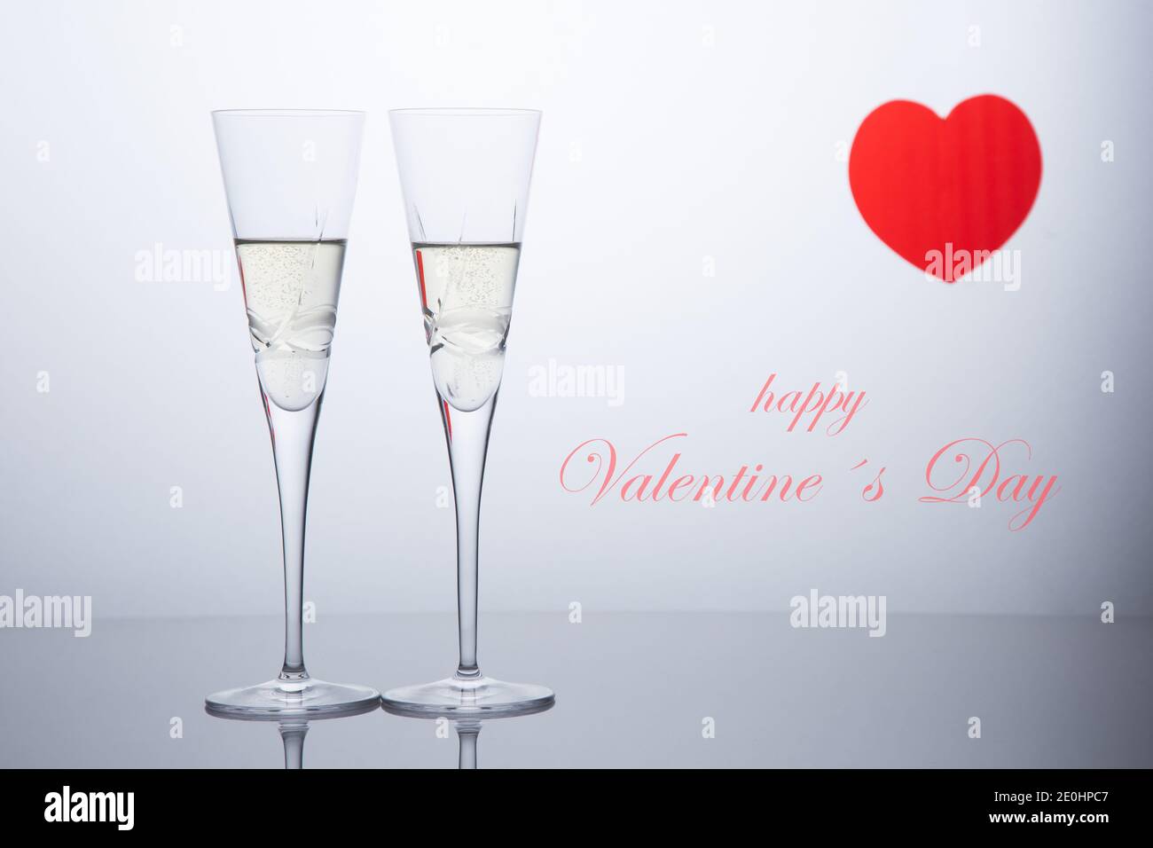 Composition de la Saint-Valentin avec deux verres de champagne et un coeur rouge. San Valentine et Love concept. Banque D'Images