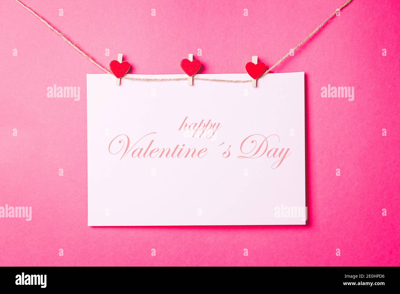 Carte de Saint-Valentin joyeuse avec coeurs, sur fond rose. Concept de San Valentin et d'Amour. Banque D'Images