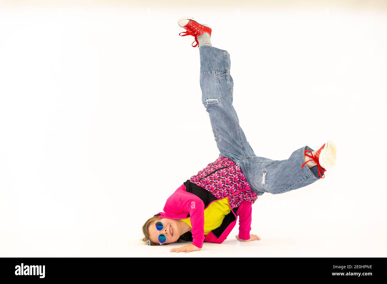 fille dans une posture de breakdance Banque D'Images