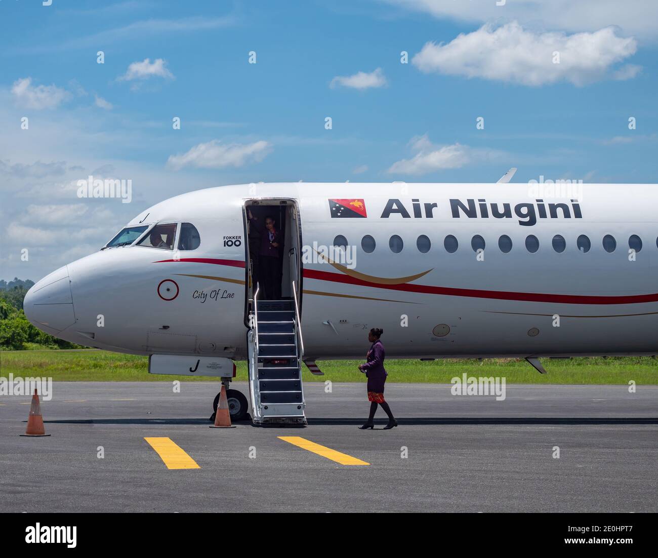 Fokker 100 nommé ville de Lae d'Air Niugini à l'aéroport de Wewak, également appelé aéroport de Boram, à Wewak, la capitale de la province de Sepik est de Papouasie-N. Banque D'Images