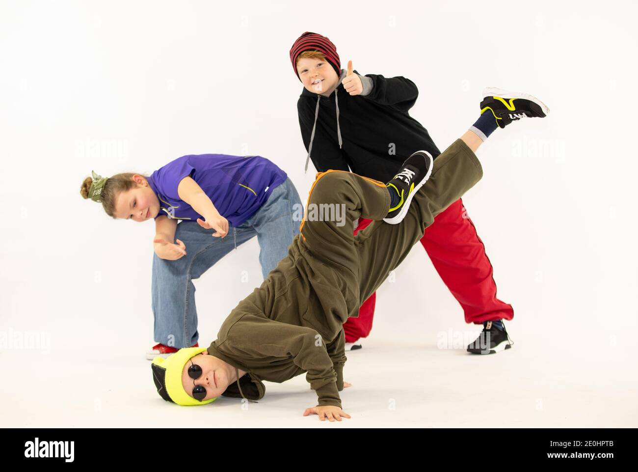 groupe d'enfants joyeux dansant le petit déjeuner, groupe de danse hip hop avec boombox, enfants fous dansant sur fond blanc, fille et gars Banque D'Images