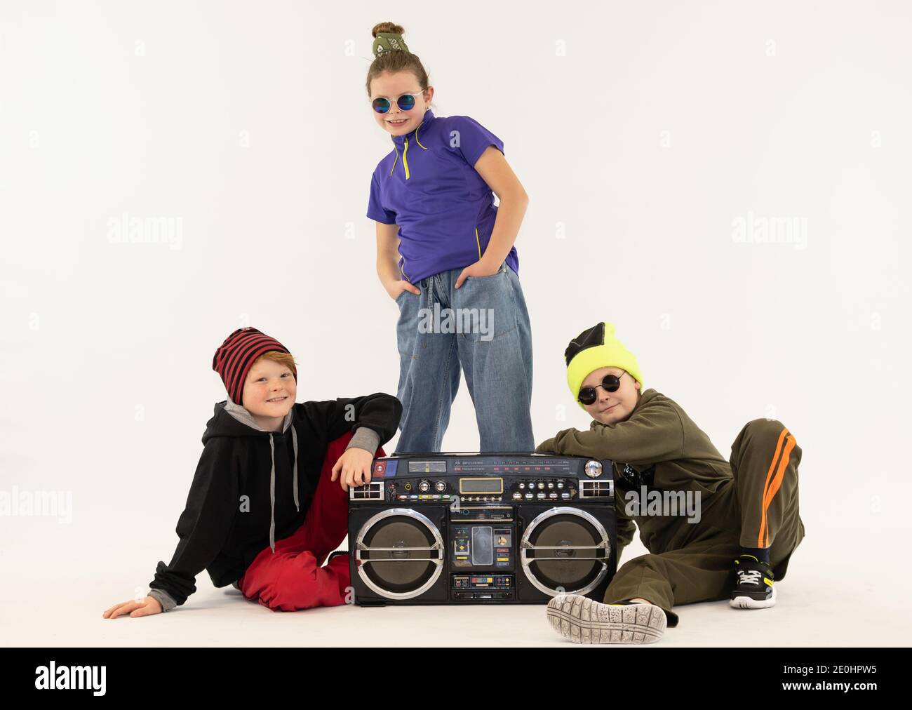 groupe d'enfants joyeux dansant le petit déjeuner, groupe de danse hip hop avec boombox, enfants fous dansant sur fond blanc, fille et gars Banque D'Images