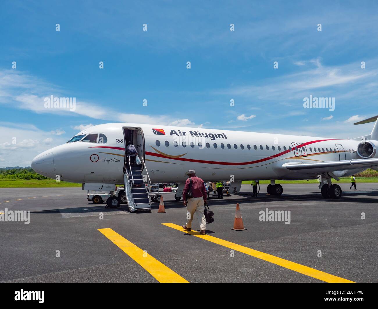 Passagers à bord d'un Fokker 100 nommé ville de Lae depuis Air Niugini à l'aéroport de Wewak, également appelé aéroport de Boram, à Wewak, la capitale de l'est sept Banque D'Images