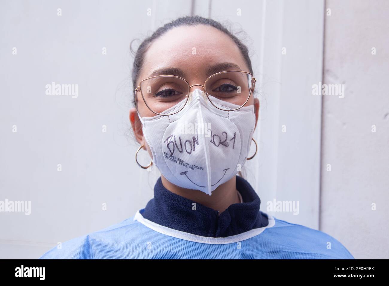 Rome, Italie. 1er janvier 2021. Une infirmière de l'hôpital St Spirito à Rome célèbre la nouvelle année avec des messages écrits sur les masques anti-Covid (photo de Matteo Nardone/Pacific Press/Sipa USA) Credit: SIPA USA/Alay Live News Banque D'Images