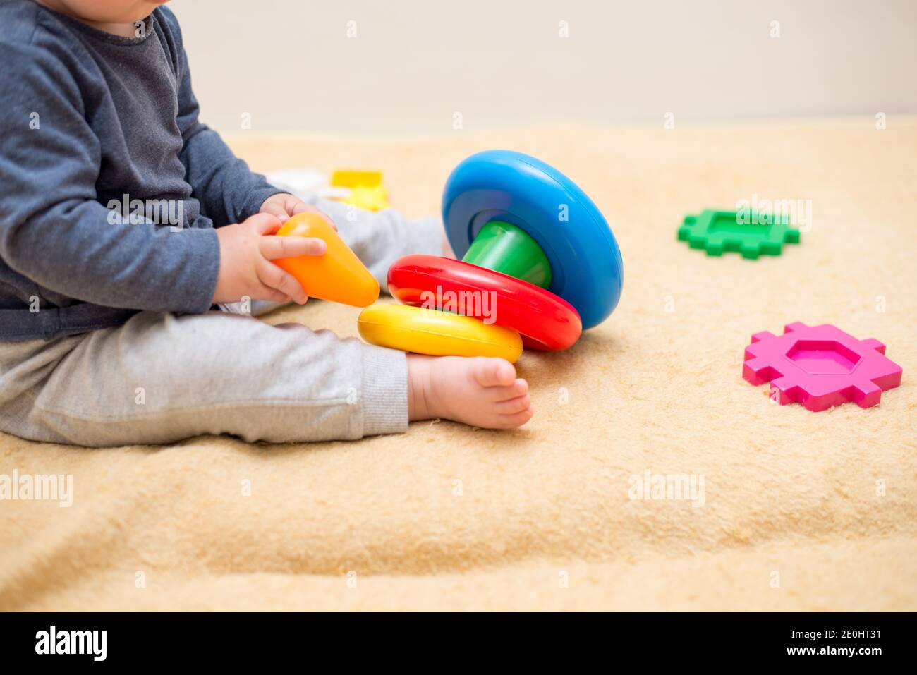 Bebe Mignon Jouant Avec Colore Jouet Pyramide Dans La Chambre Lumineuse Jouets Pour Les Petits Enfants Enfant Avec Jouet Educatif Developpement Precoce Photo Stock Alamy