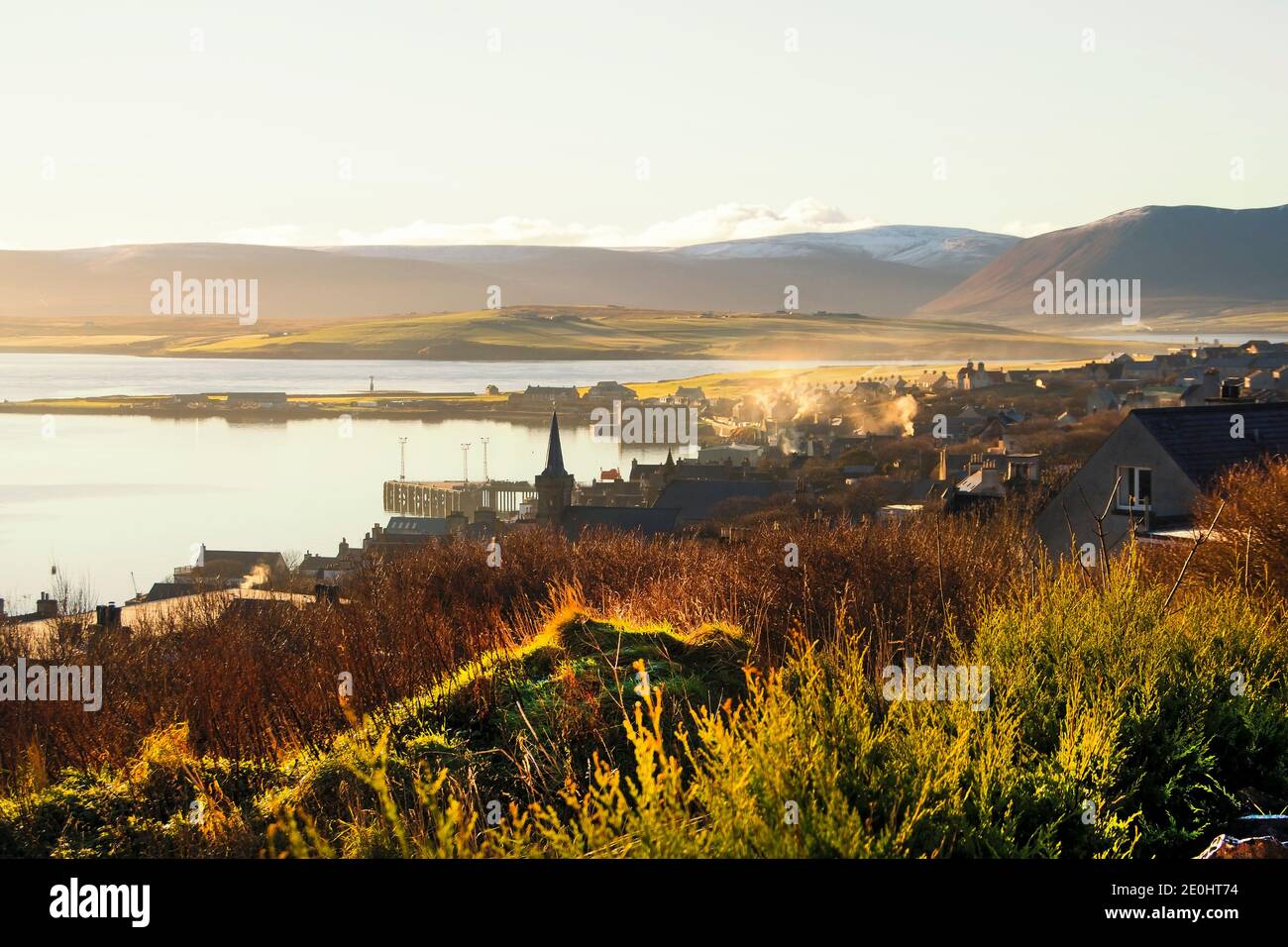 Les lumières du matin frappent la ville portuaire sur les îles Orcades dans le nord L'Écosse en hiver Banque D'Images