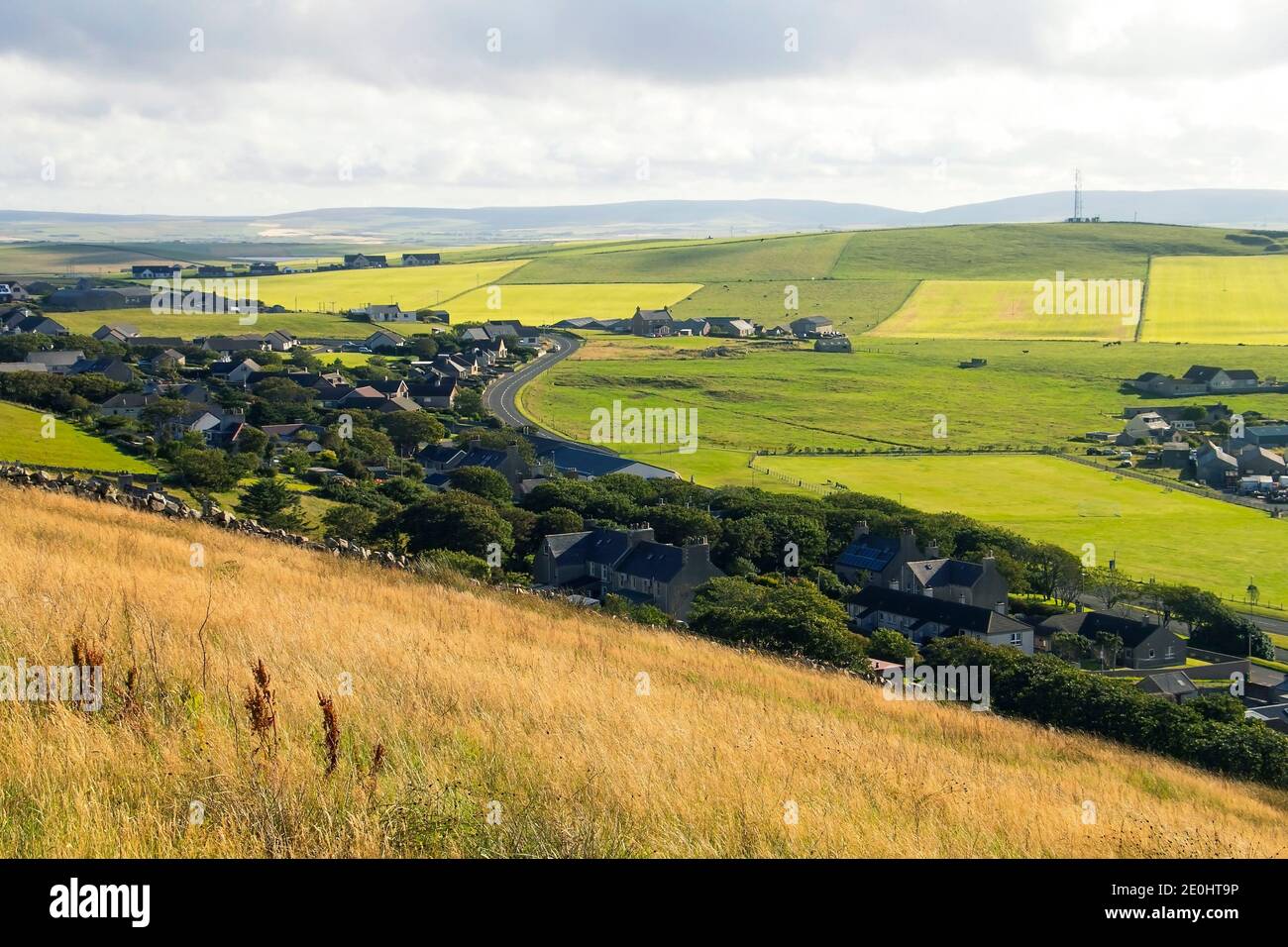 Vue aérienne de la route sinueuse et des terres agricoles dans le nord de Scotand Sur les îles Orcades à Stromness Banque D'Images