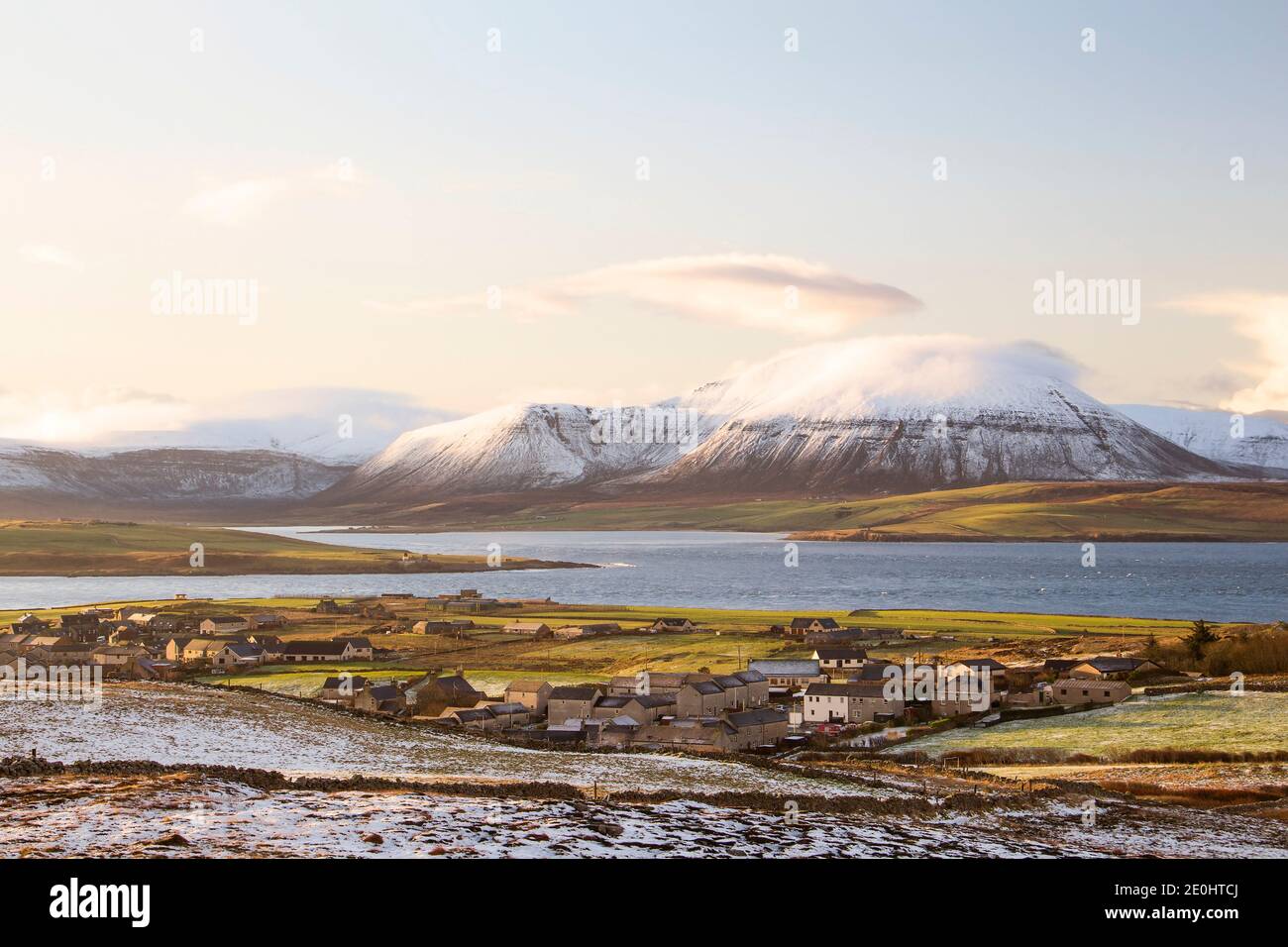 Neige sur les collines sur les îles Orcades et la ville de Stromness Dans le nord de l'Écosse en hiver Banque D'Images