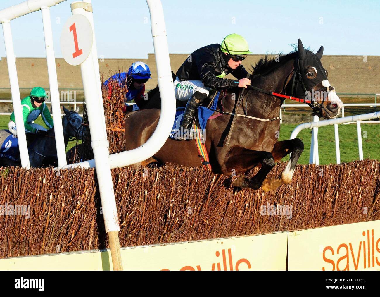 Itsalongroad monté par Simon Torrens qui rentre à la maison pour gagner le VS Direct No Limits Marketing Rated Novice Chase à Tramore Racecourse, Co. Waterford. Banque D'Images