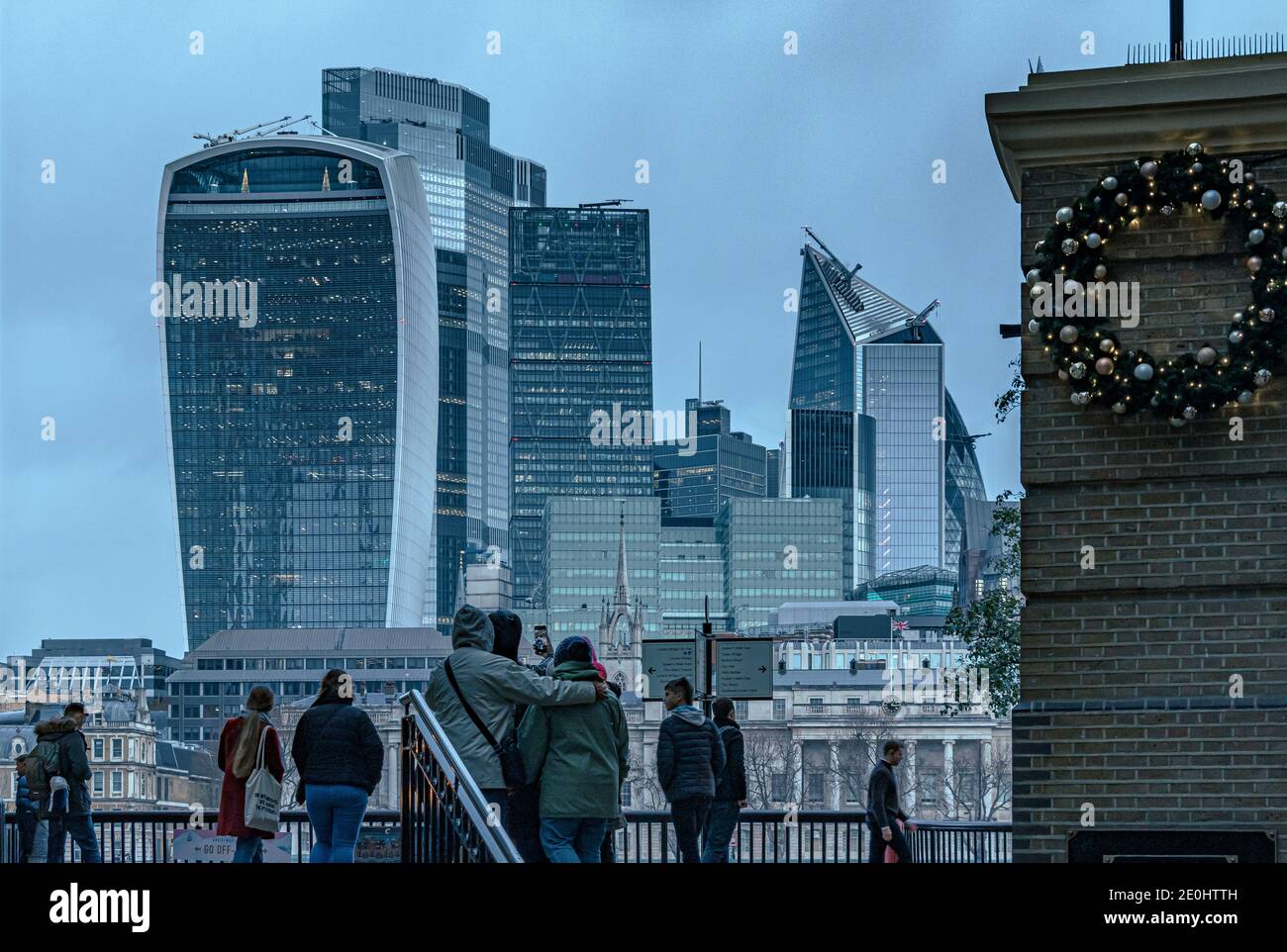 Les personnes se trouvant en face des immeubles de bureaux de la ville de Londres, y compris le Walkie Talkie, le Scalpel et le Cheesegrater, au crépuscule, Londres, Royaume-Uni Banque D'Images