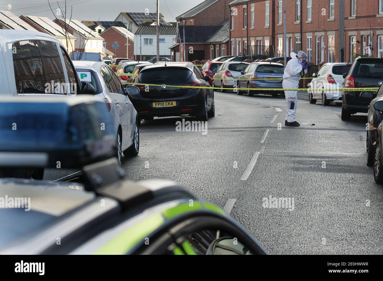 3 novembre 2020, Wrexham, Royaume-Uni : Un officier de scène de crime (SOCO) recueille et photographie des preuves sur une scène de meurtre présumé dans une rue résidentielle tranquille le jour de l'an..UNE scène de crime / cordon de police a été mis en place bloquant la rue du public et l'accès à couvrir l'histoire a été rendu extrêmement difficile, comme les médias étaient tenus à distance par une force de police locale, qui ne confirmerait pas ou ne refuserait pas le meurtre présumé ni ne fournirait à la presse aucun détail de l'enquête en cours. (Image de crédit : © Andrew McCoy/SOPA Images via ZUMA Wire) Banque D'Images