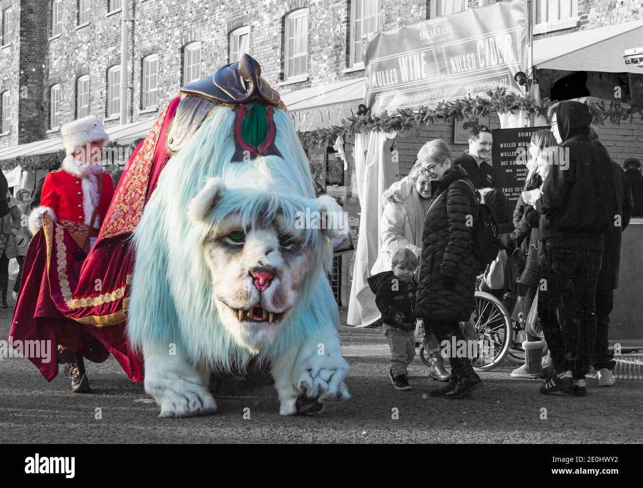Claude le lion de marionnettes géantes défilent dans les rues au Victorian Festival of Christmas à Portsmouth, Hants England UK en décembre Banque D'Images