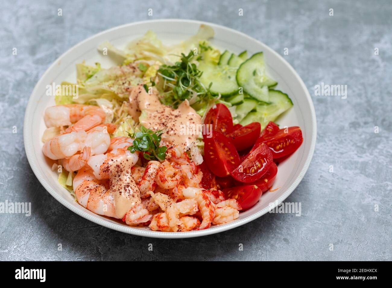 Écrevisses et crevettes avec salade et sauce aux fruits de mer Banque D'Images