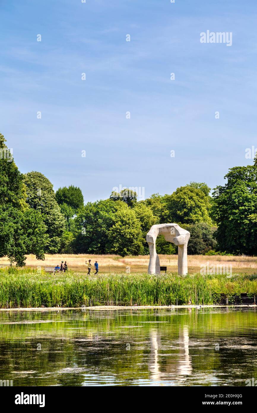 Personnes marchant et sculpture « The Arch » de Henry Moore à Hyde Park, Londres, Royaume-Uni Banque D'Images