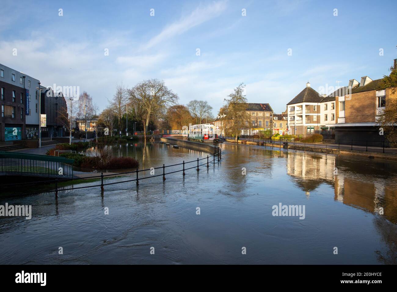 La photo datée du 28 décembre montre le centre-ville de Thetford à Norfolk qui a été inondé pour la première fois en 50 ans après que la rivière Thet a éclaté ses berges.une personne qui n'a pas paniqué a été la statue du capitaine Mainwaring de l'armée de DadÕs après que l'eau a levé autour du banc Il est assis sur.la série télévisée a été filmée dans la région dans le 1960Õs et 70Õs. Des avertissements de neige et de glace sont en place pour une grande partie du Royaume-Uni qui se dirige vers le jour férié, y compris au sud de Londres, alors que de vastes étendues du pays se vantent de la froideur à la suite de la tempête Bella. Il vient comme environ 100 inondation W Banque D'Images