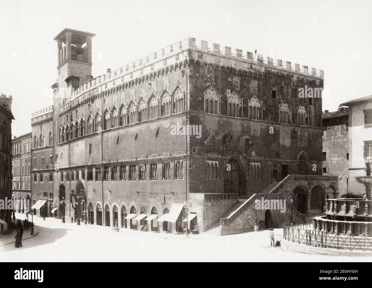 Photographie d'époque du XIXe siècle - Italie. Le Palazzo dei priori ou comunale est l'un des meilleurs exemples en Italie de palais public de l'età comunale (XIe siècle). Il se trouve sur la Piazza IV novembre, au centre de Pérouse, en Ombrie. Il s'étend le long du Corso Vannucci jusqu'à la via Boncambi. C'est toujours le siège d'une partie de l'hôtel de ville et, au troisième étage, c'est le siège de la Galleria Nazionale dell'Umbria Banque D'Images