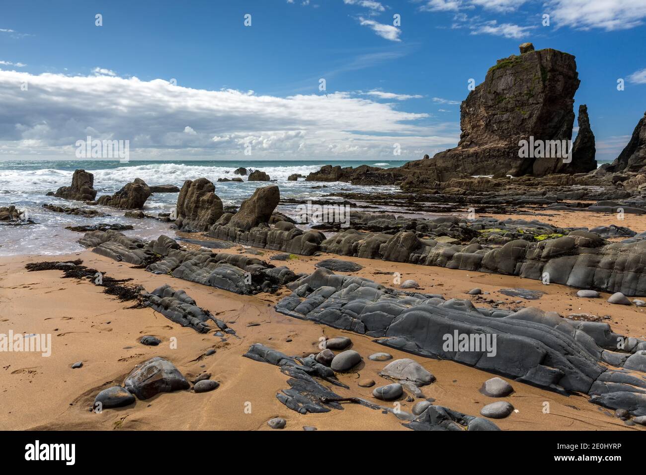 Le spectaculaire littoral rocheux de la baie de Sandomouth, North Cornwall, Angleterre, Royaume-Uni Banque D'Images