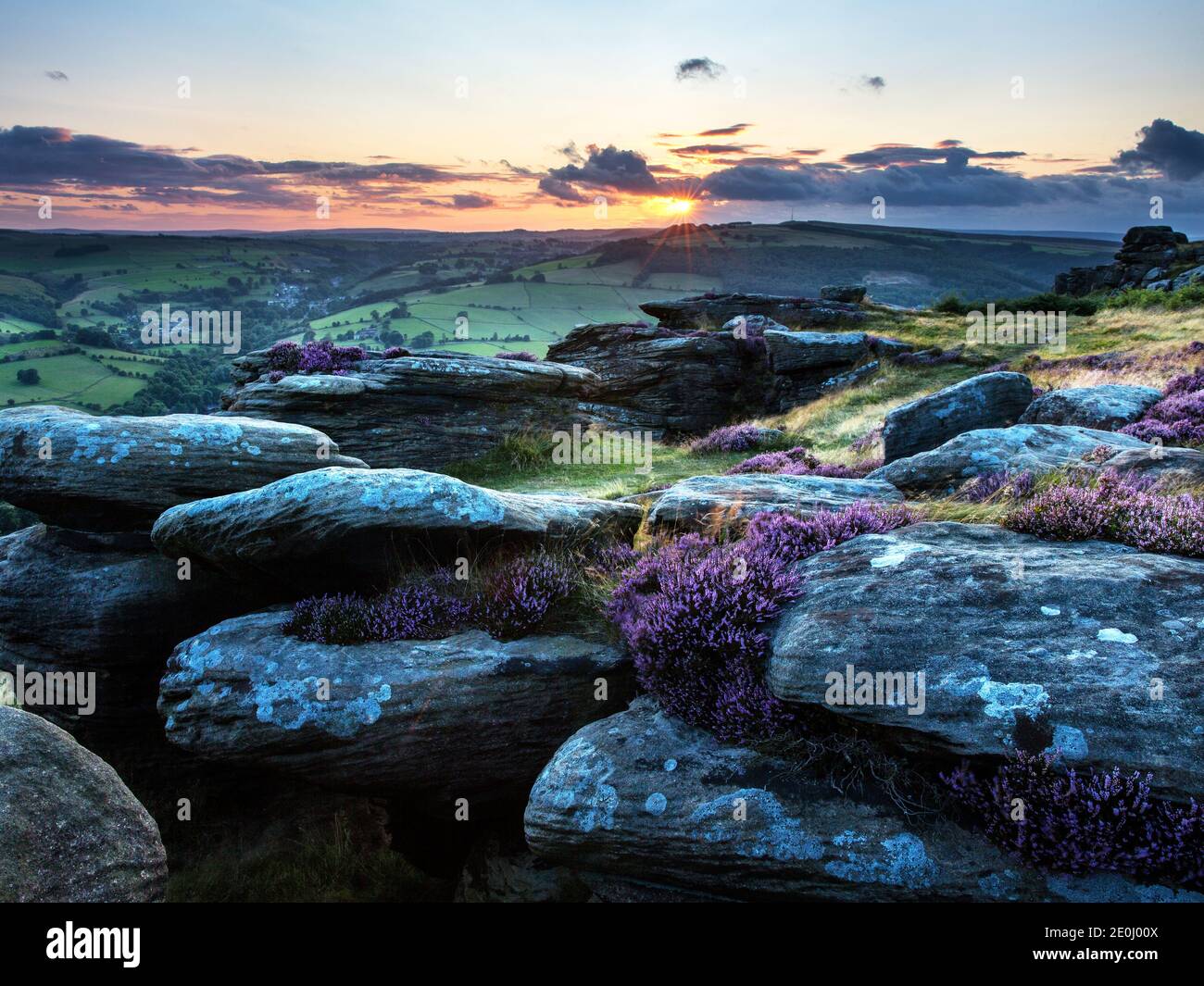 Coucher de soleil sur Froggatt Edge, parc national de Peak District, Derbyshire, Angleterre Banque D'Images